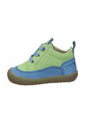 Grüne und blaue Kinderschuhe mit Schnürdesign, aus Wildleder und Leder, mit runder Zehenform, Gummisohle und kontrastierenden Nähdetails.