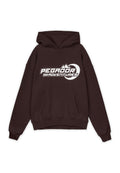 Brauner Hoodie mit einer vorderen Tasche, ausgestattet mit einem weißen "PEGADOR ADVENTURES"-Logo und einem Bergmotiv auf der Brust. Weiches Material, lässige Passform.