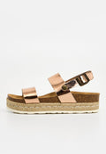 Roségoldene metallische Plateau-Sandalen mit zwei breiten Riemen, Korkeinlage, geflochtenem Jutefinish und verstellbarem Knöchelriemen. Weiße Gummisohle.