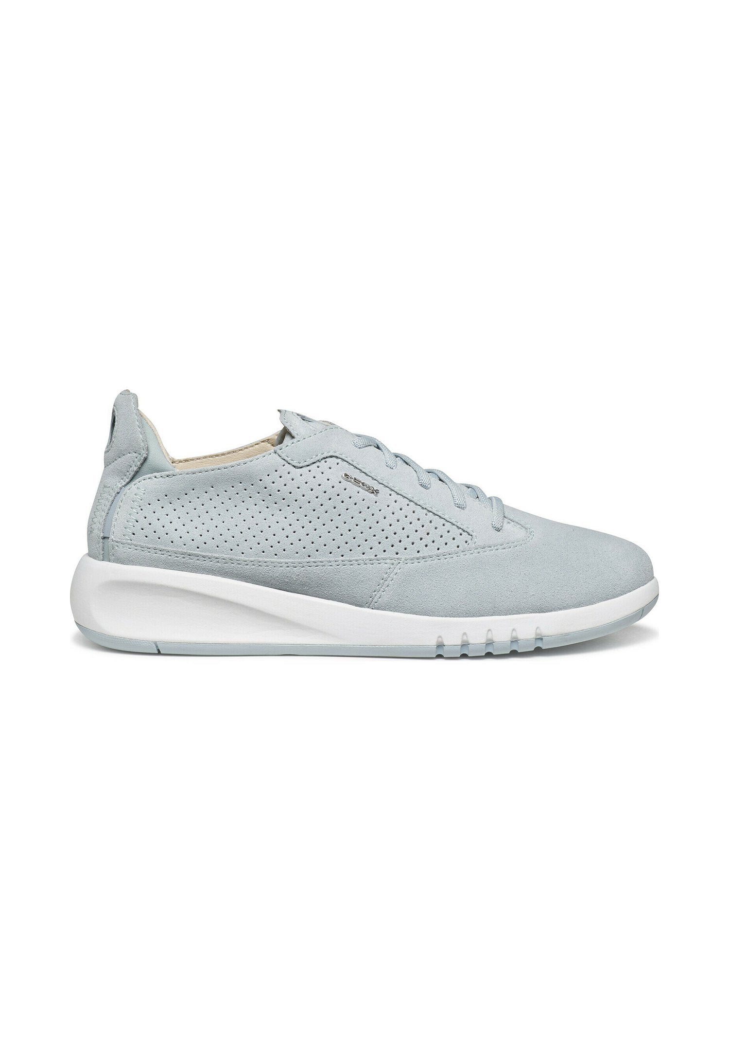 Hellgrauer Sneaker aus Wildleder mit perforierten Seiten. Verfügt über eine weiße Sohle und flache Schnürsenkel. Glatte Textur, abgerundete Form und minimalistisches Design.