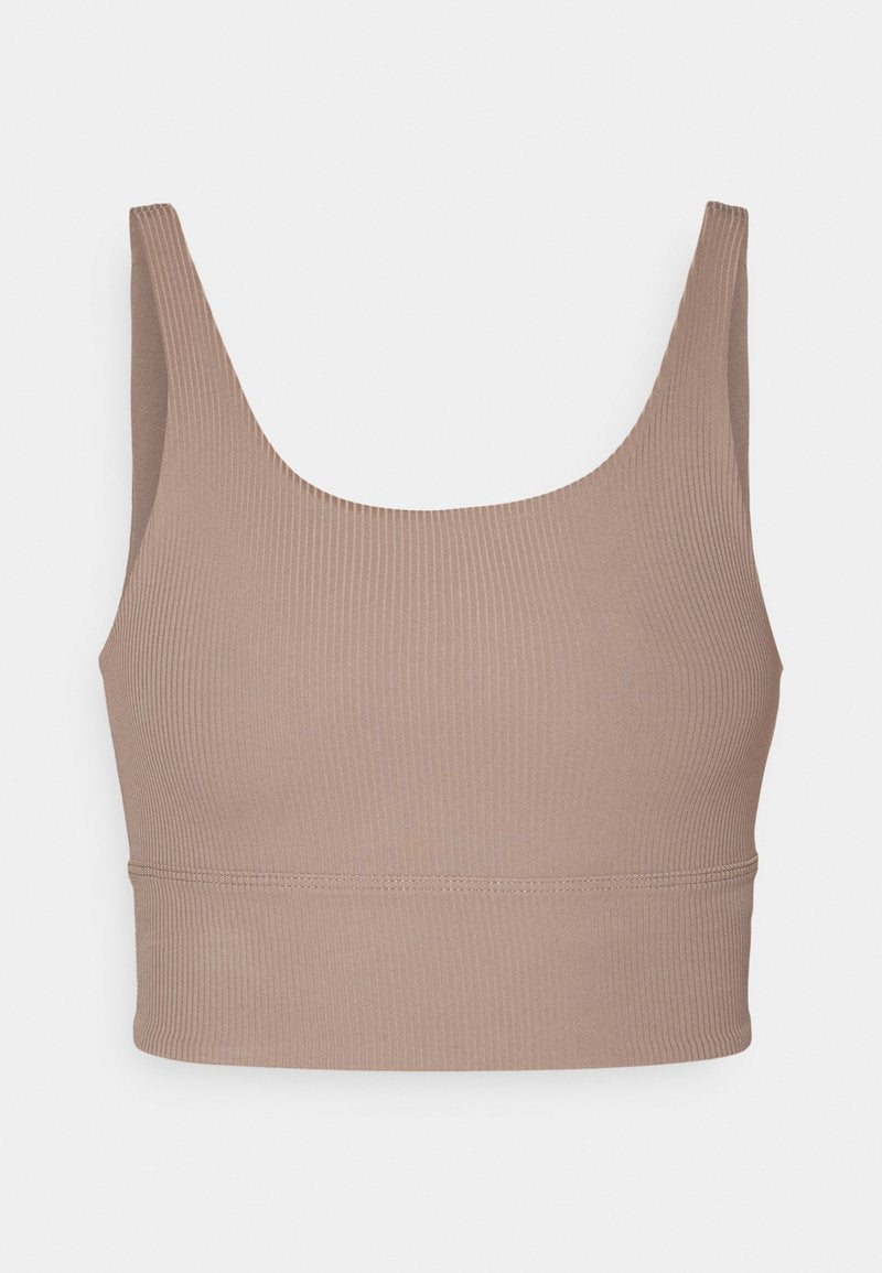 Hellbraunes, gestreiftes Cropped-Top mit breiten Schulterträgern und einem nahtlosen, enganliegenden Design. Weiche Textur und mit einem Bunde am unteren Saum für einen glatten Abschluss.