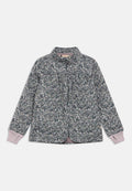 Blumige Zip-Jacke mit hohem Kragen. Dunkle Grundfarbe mit kleinen Blumen in Pink, Weiß und Blau. Gerippte, pinkfarbene Bündchen und Saum.