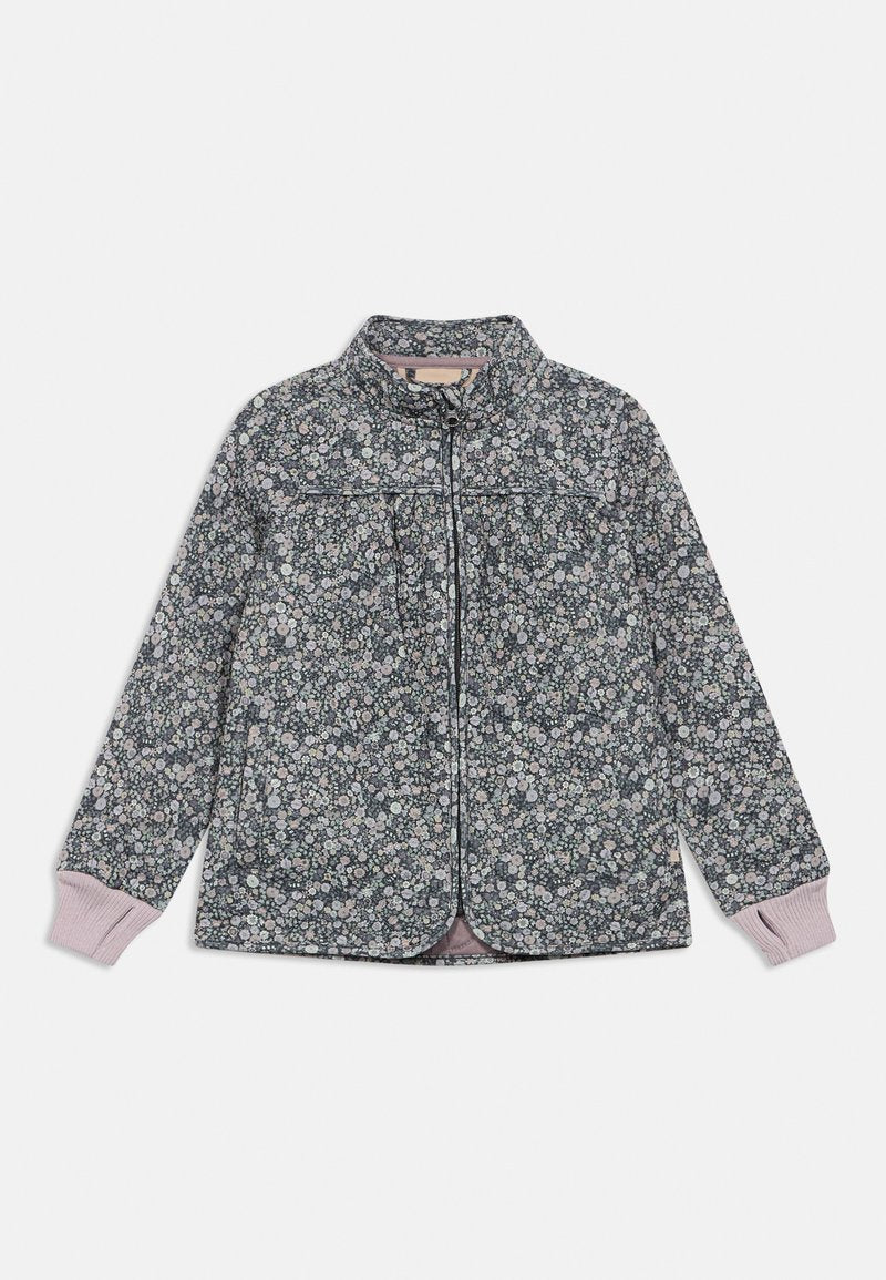 Blumige Zip-Jacke mit hohem Kragen. Dunkle Grundfarbe mit kleinen Blumen in Pink, Weiß und Blau. Gerippte, pinkfarbene Bündchen und Saum.