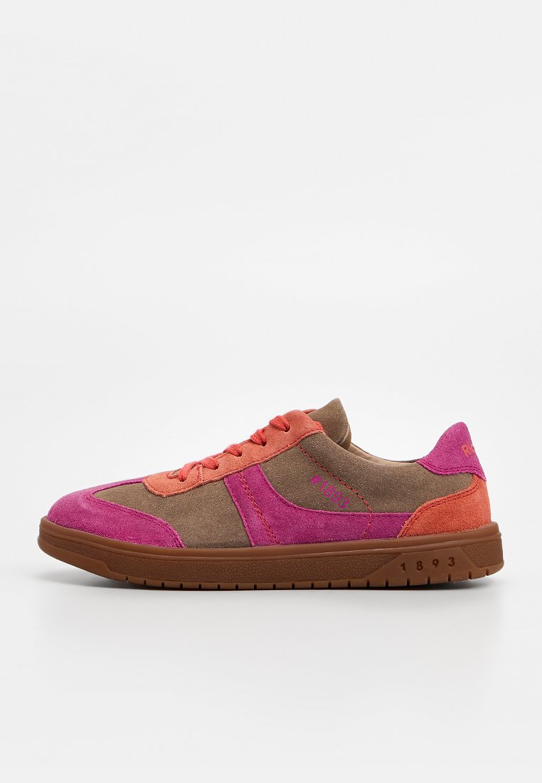 Brauner Sneaker mit rosa und orangefarbenen Wildlederapplikationen, rosa Schnürsenkeln und einer braunen Gummisohle, die an der Seite mit "1893" gekennzeichnet ist.