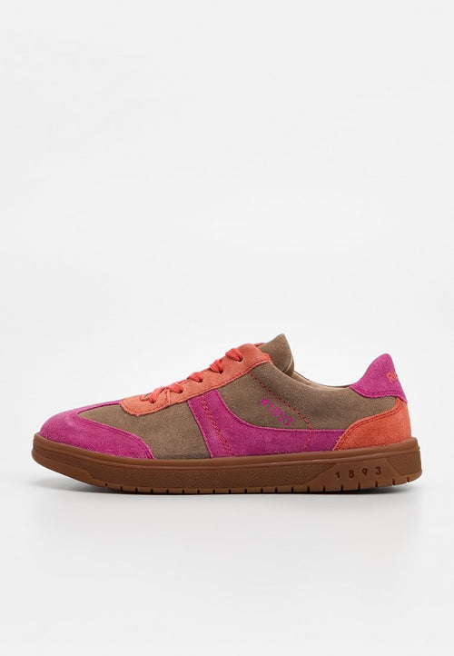 Brauner Sneaker mit rosa und orangefarbenen Wildlederapplikationen, rosa Schnürsenkeln und einer braunen Gummisohle, die an der Seite mit "1893" gekennzeichnet ist.