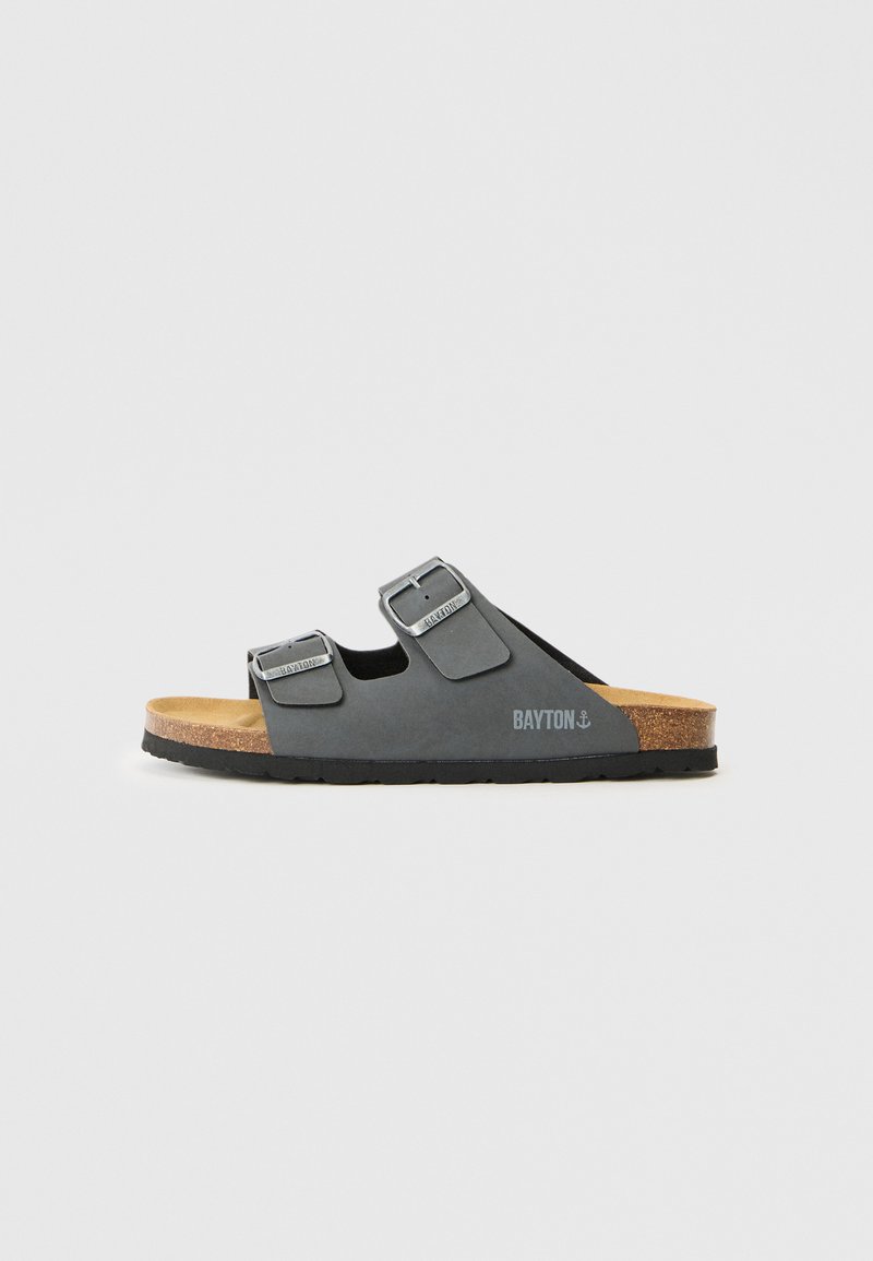 Grau Sandale mit zwei verstellbaren Riemen und Metallschnallen. Kork-Mittelsohle und strukturierte Laufsohle. "BAYTON" Branding an der Seite.