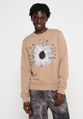 Beige Sweatshirt mit rundem Augendesign in Schwarz und Weiß in der Mitte, mit dem Text "Eyes on the Prize." Weiches Baumwollmischmaterial.