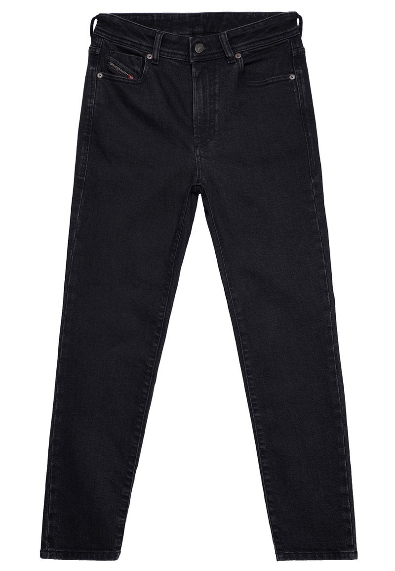 Schwarze Denim-Jeans mit hoher Taille, geradem Bein, fünf Taschen und einem kleinen Logopatch auf der Fronttasche. Glatte Textur.