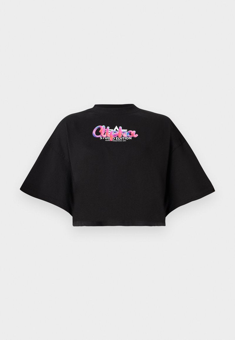 Schwarzes, verkürztes Shirt mit weit geschnittenen Ärmeln, auf dessen Rücken sich der mehrfarbige "Clubber Studio Edition"-Text und das Logo in der Mitte befinden.