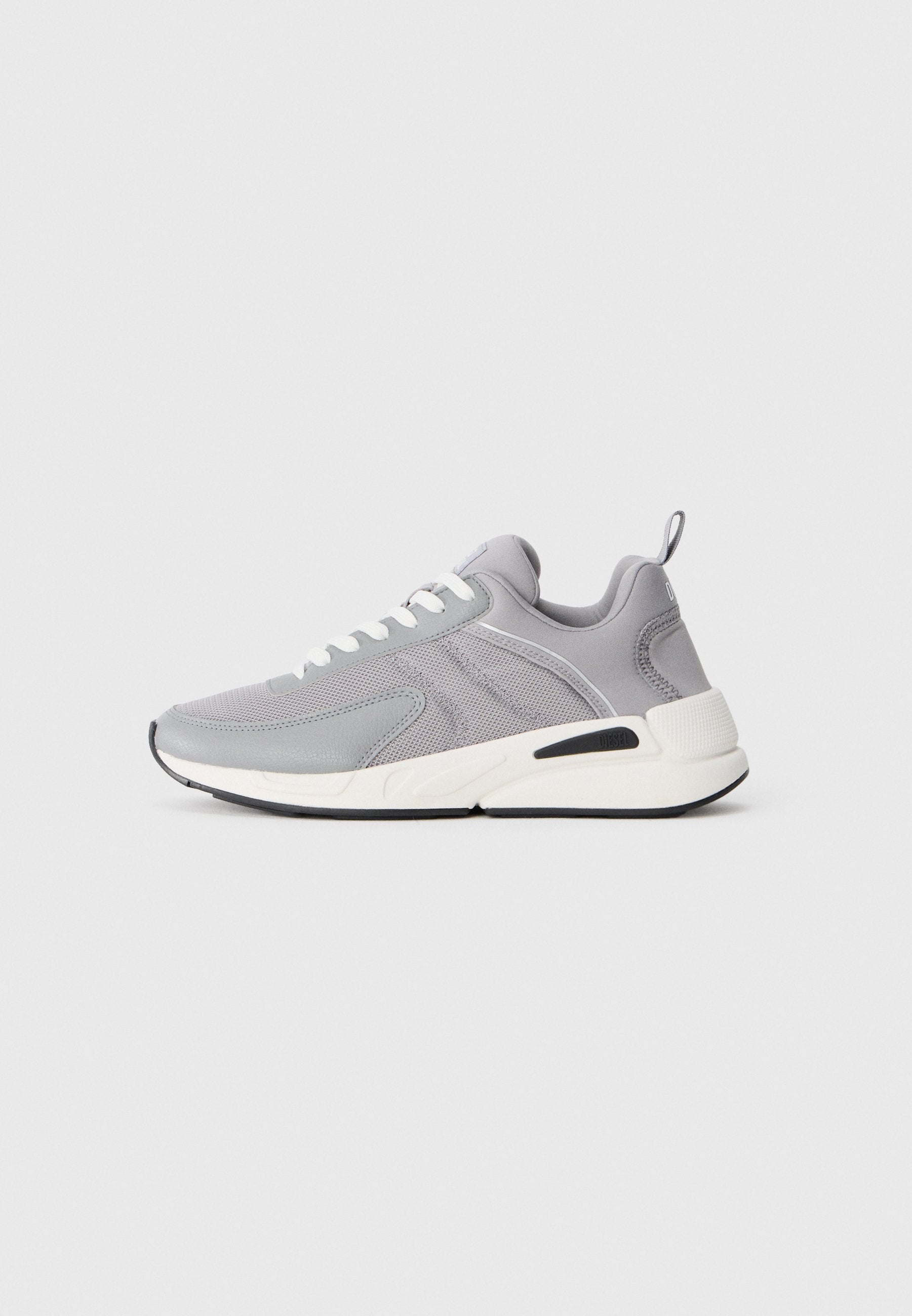 Grauer Sportschuh mit Obermaterial aus Mesh und Synthetik, weißen Schnürsenkeln, gepolstertem Kragen und strukturiertem Sohle. Verfügt über ein Logo an der Ferse.
