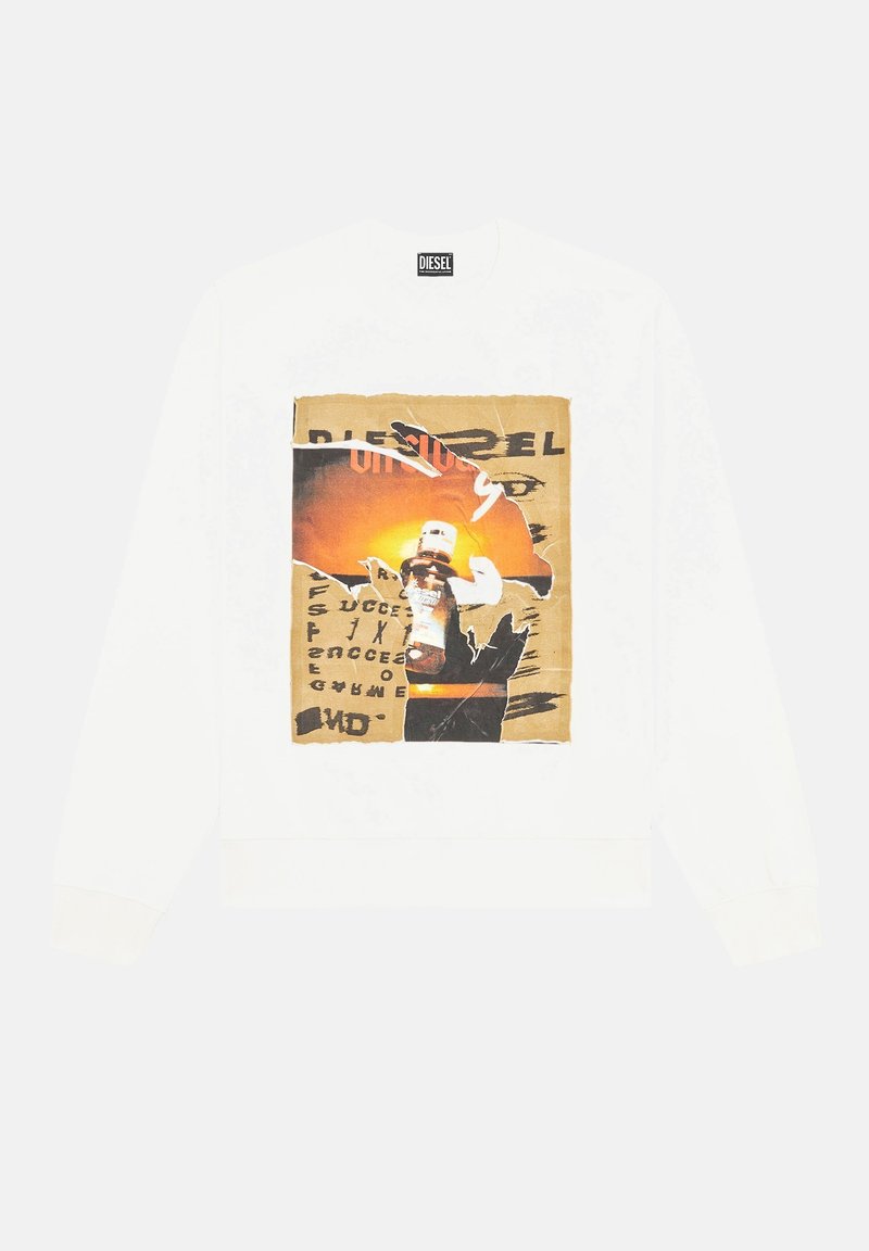 Weißer Fleece-Sweatshirt mit einem zentralen Grafikdruck auf einem distressed gelben Hintergrund und bold schwarzem Text, rundem Ausschnitt und gerippten Bündchen.