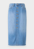Blaue Denim-Midirocke mit geradem Schnitt, ausgestattet mit einem Knopfverschluss vorne, fünf Taschen und einem gewaschenen Finish für Textur.