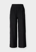Schwarze Hosen mit weitem Bein, elastischem Bund und seitlichen Taschen. Glatte Textur und lockere Passform. Saum ohne Verzierungen oder Muster.
