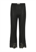 Schwarze Spitzenhosen mit einem strukturierten Muster, featuring einen ausgestellten Saum, der mit floraler Spitzenborte verziert ist. Elastischer Bund für Komfort.
