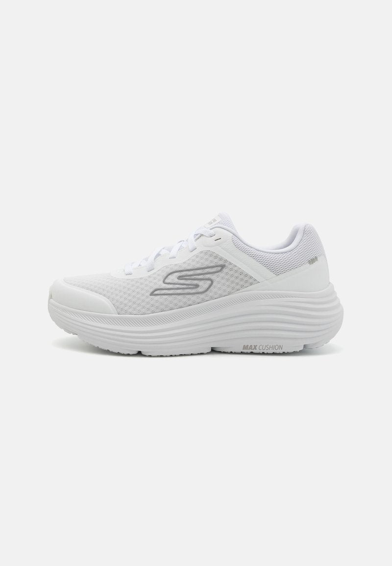 Weißer Sportschuh mit einem Obermaterial aus Mesh und strukturiertem Design. Verfügt über eine gepolsterte Sohle mit der Aufschrift "MAX CUSHION" und einem grauen Logo an der Seite.