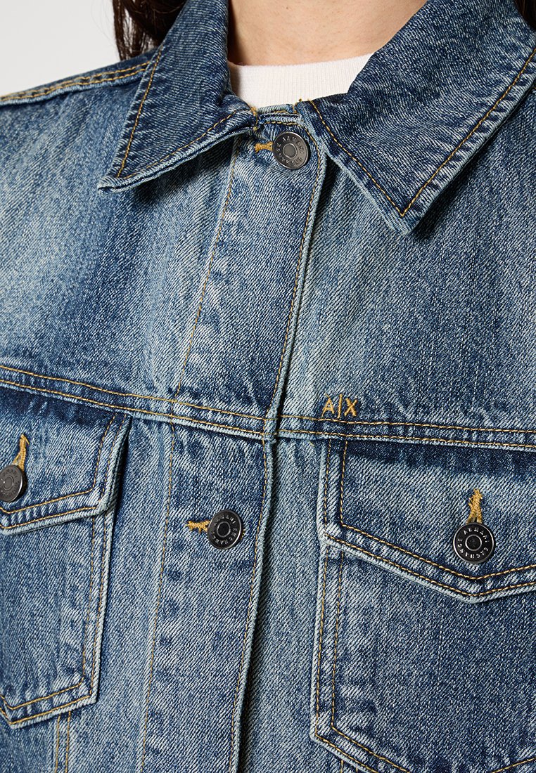 Armani Exchange Weste Media 7