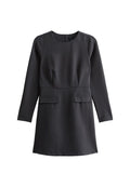 Schwarzes langärmeliges Kleid mit rundem Ausschnitt, das zwei Fronttaschen und ein tailliertes Oberteil aufweist. Glattes Material mit minimaler Textur.