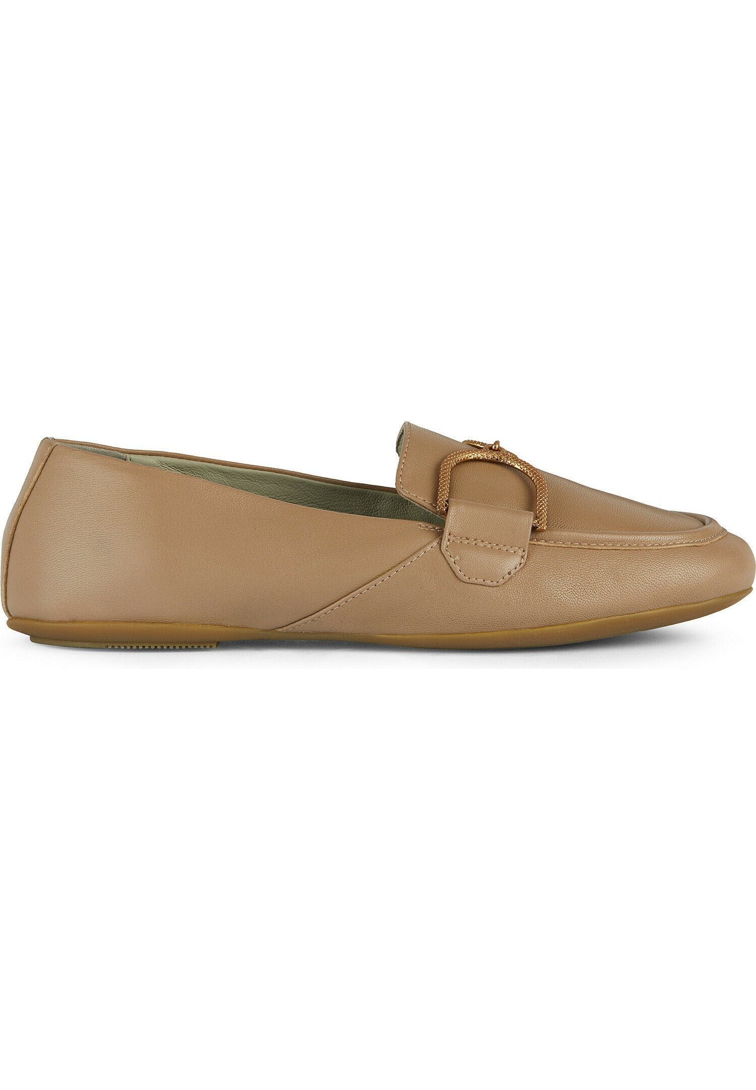 Beige Leder-Flachlederschuh mit abgerundetem Zeh, niedrigem Absatz und dekorativem goldfarbenem Schnallen auf dem vorderen Blatt.