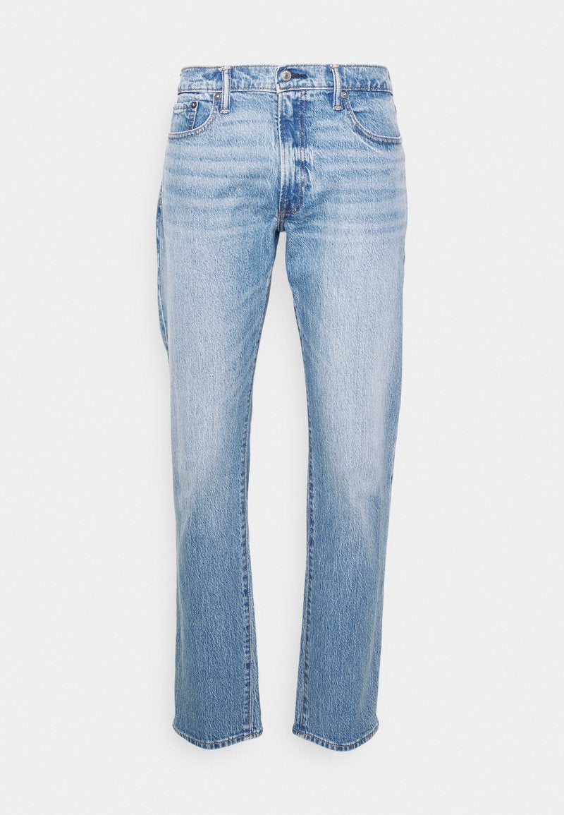Helle blaue Denim-Jeans mit geradem Bein, fünf Taschen und einem Knopfverschluss. Mit ausgebleichten und leicht abgetragenen Bereichen.
