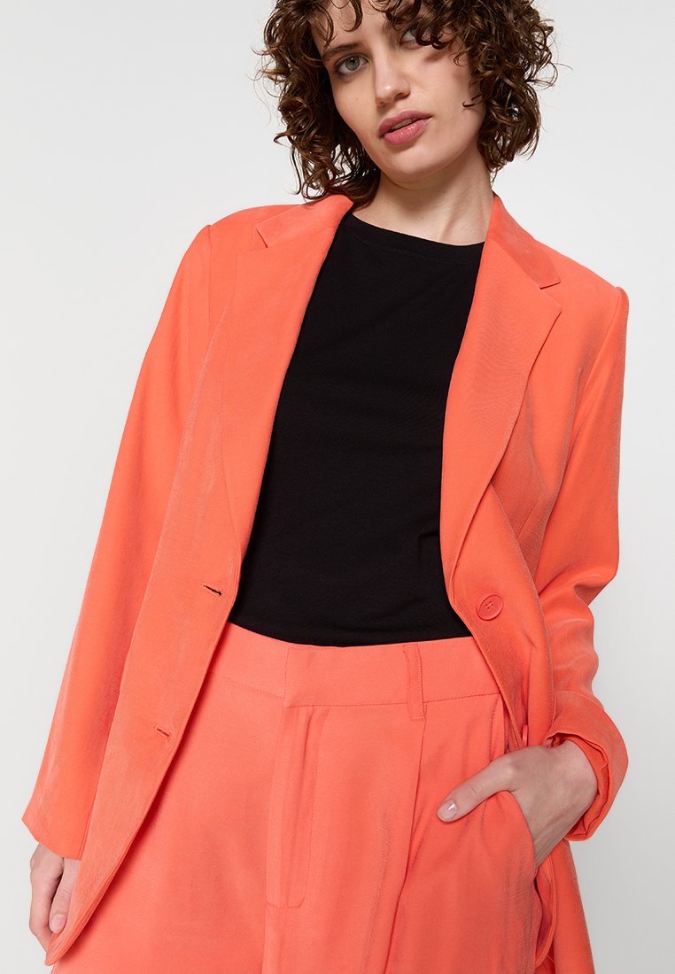DKNY