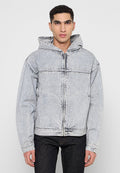 Hellgraue Denim-Jacke mit Kapuze, Frontreißverschluss, großen Taschen und genähten Details über der Brust und an den Ärmeln.