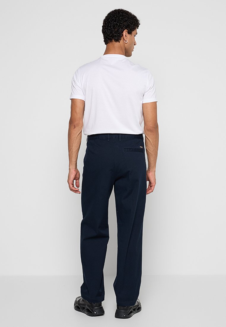 Armani Exchange Chino Media 3