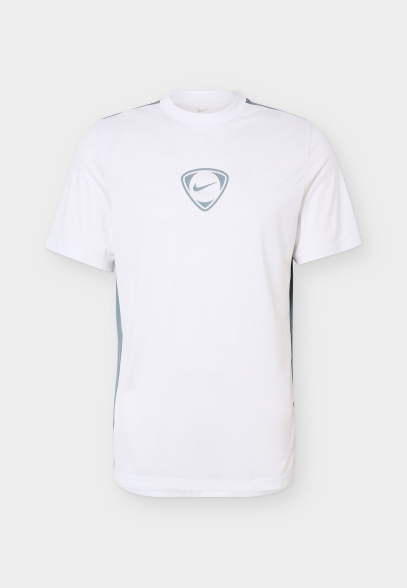 Weißes Nike Sports-T-Shirt mit kurzen Ärmeln und grauem stilisiertem Swoosh-Logo in Schildform auf der Brust sowie grauen Seitenteilen.