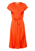 Oranges Wickelkleid aus glattem Stoff, mit kurzen Ärmeln, V-Ausschnitt und tailliertem Schnitt mit einem passenden Bindegürtel.