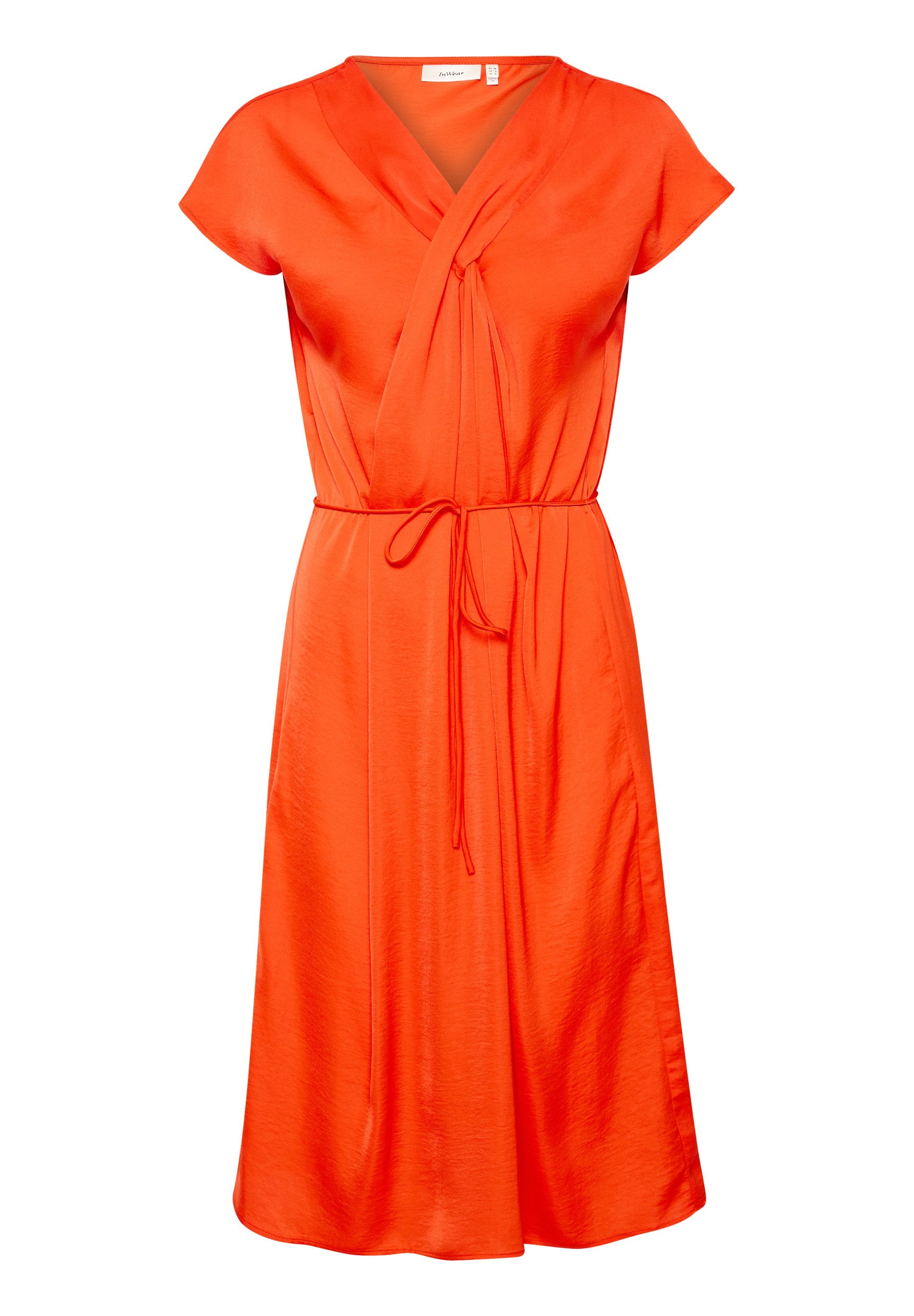 Oranges Wickelkleid aus glattem Stoff, mit kurzen Ärmeln, V-Ausschnitt und tailliertem Schnitt mit einem passenden Bindegürtel.