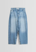 Hellblaue Jeans aus Denim mit einer lockeren Passform, die ein verblasstes Farbverlaufsmuster aufweist. Fünf Taschen und Gürtelschlaufen. Mittelhoher Bund und gerade Beine.