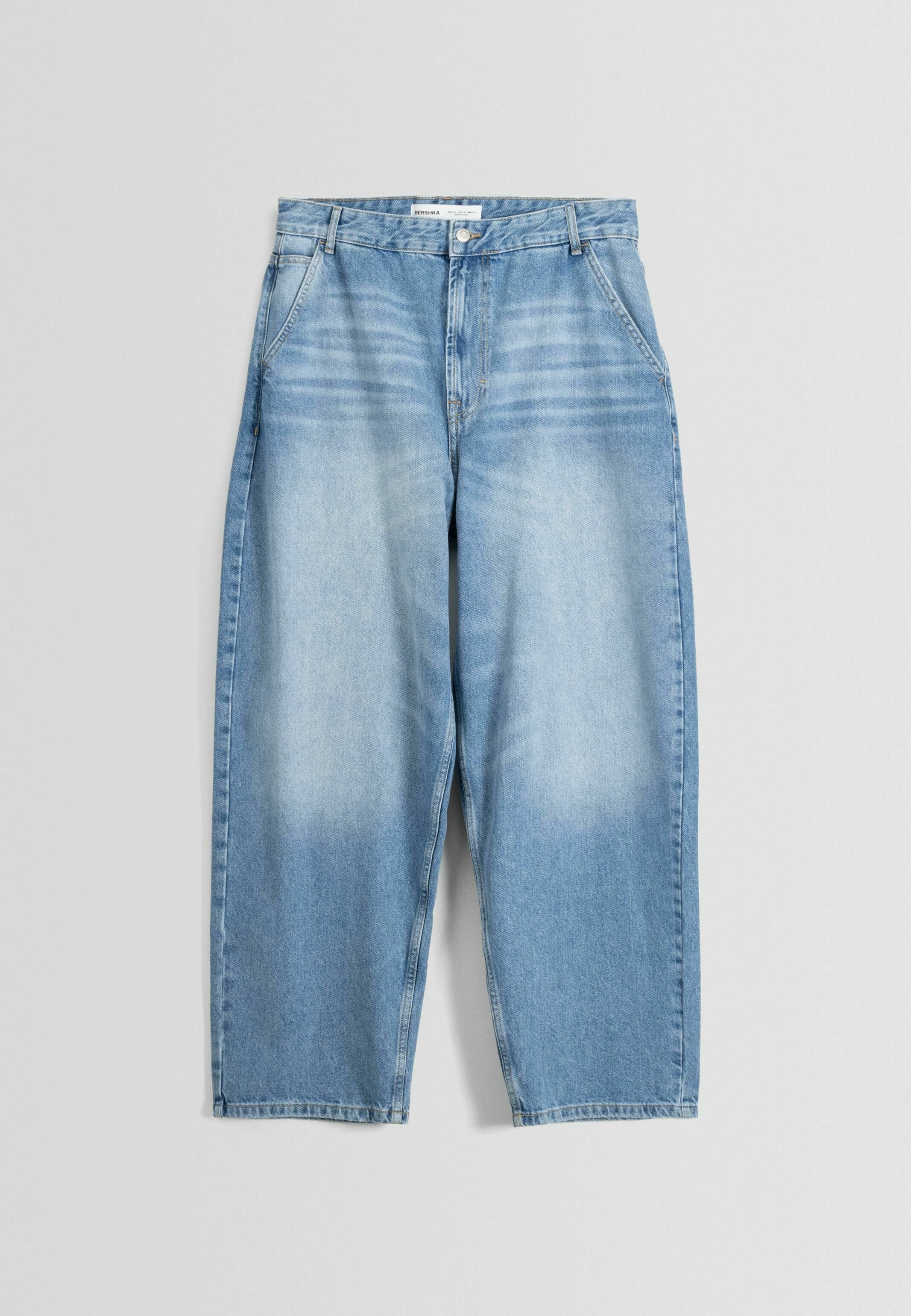 Hellblaue Jeans aus Denim mit einer lockeren Passform, die ein verblasstes Farbverlaufsmuster aufweist. Fünf Taschen und Gürtelschlaufen. Mittelhoher Bund und gerade Beine.