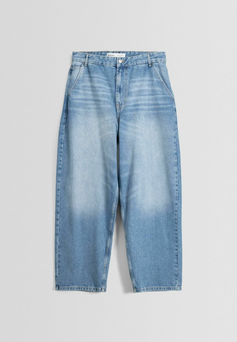 Hellblaue Jeans aus Denim mit einer lockeren Passform, die ein verblasstes Farbverlaufsmuster aufweist. Fünf Taschen und Gürtelschlaufen. Mittelhoher Bund und gerade Beine.