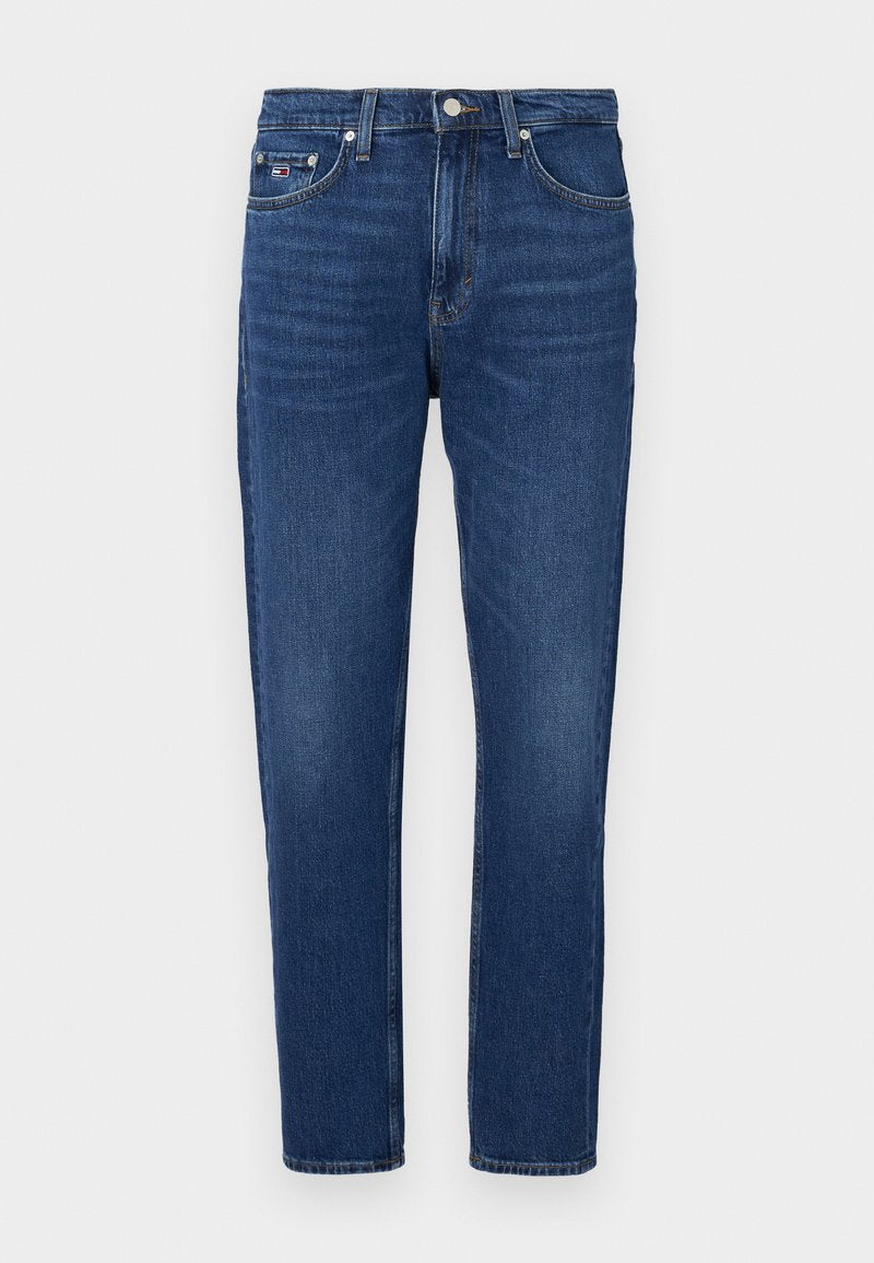 Dunkelblaue Jeans aus Denim mit geradem Schnitt, fünf Taschen und einem Knopfverschluss. Merkmale sind subtiler Verblassungseffekt und ein Logoetikett auf der vorderen Tasche.