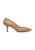 Beige Lederpumps mit spitzem Zehenbereich, schlankem Absatz und glatter Textur, ausgestattet mit einem tief geschnittenen Design und subtilen Nähdetails.