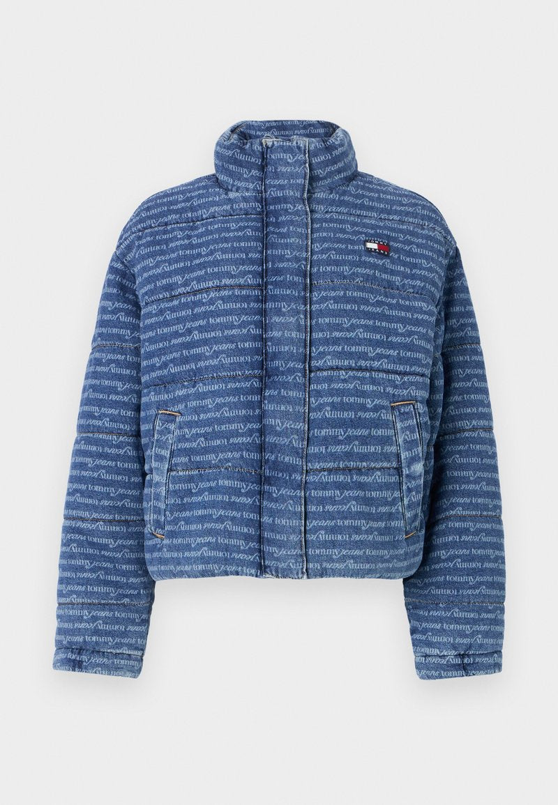 Abgeschnittene blaue Denim-Pufferjacke mit wiederholtem weißen Schriftmuster, hohem Kragen, Frontreißverschluss und Seitentaschen. Mit Markenlogo auf der Brust.