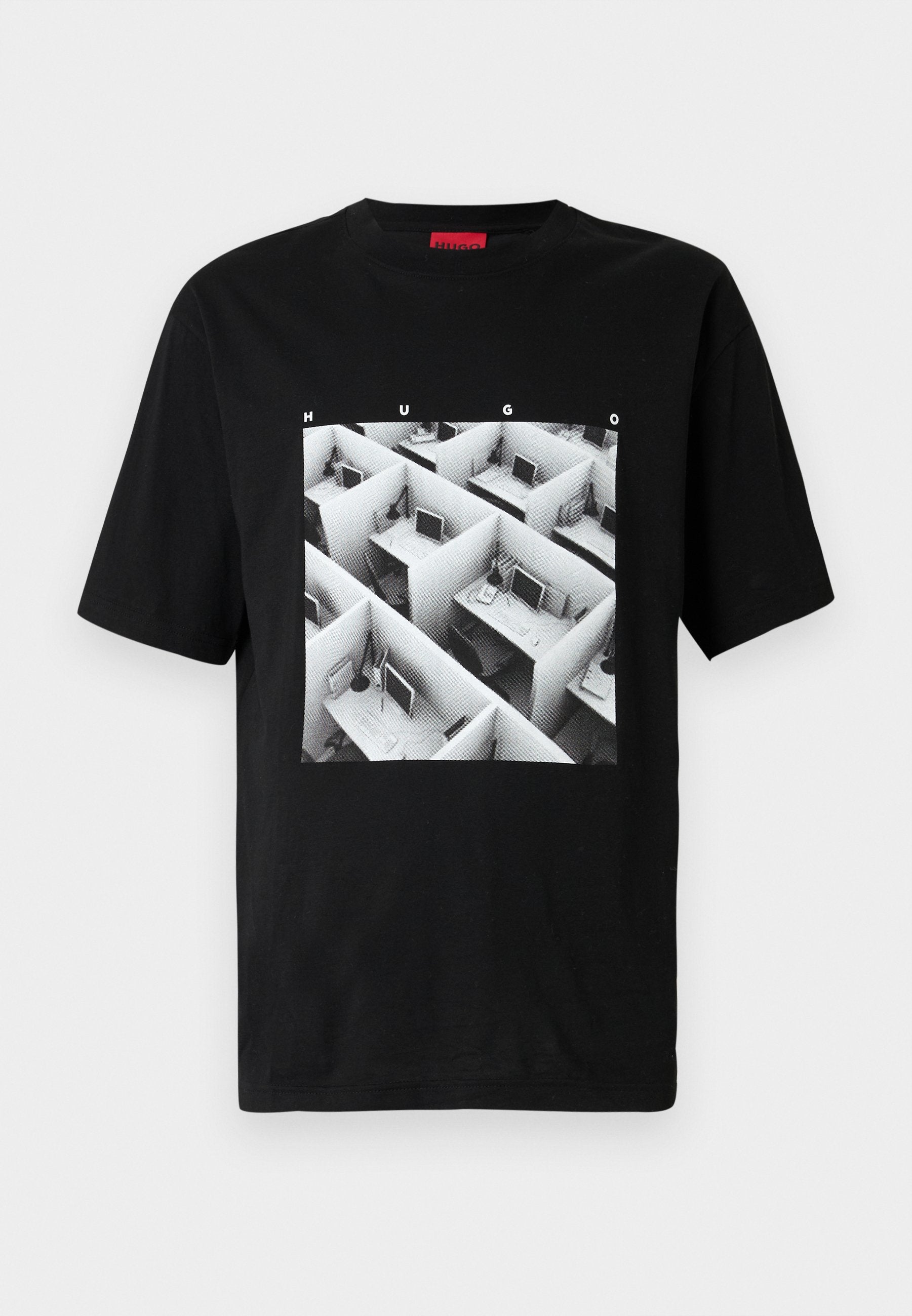 Schwarzes Baumwoll-T-Shirt mit einem grafischen Druck eines monochromen Büro-Kabinenlayouts. Rundhalsausschnitt, kurze Ärmel und reguläre Passform.