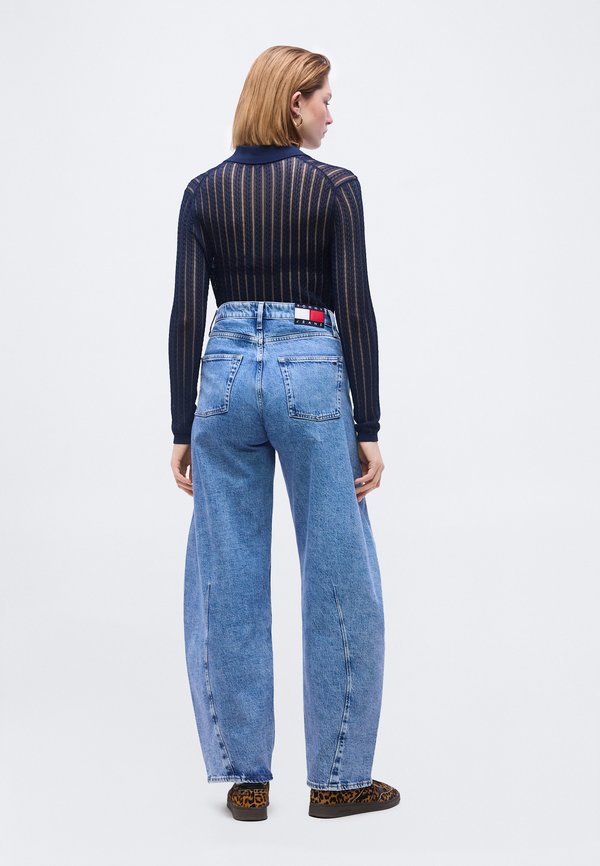 Tommy Jeans MID RISE TWIST SEAM BARREL LEG JEANS