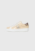 Beige Sneaker mit glänzendem Kunstleder-Obermaterial, weißer Gummisohle und einem Leopardenmuster-Akzent auf der Rückseite. Mit weißen Schnürsenkeln und zwei Streifen ausgestattet.