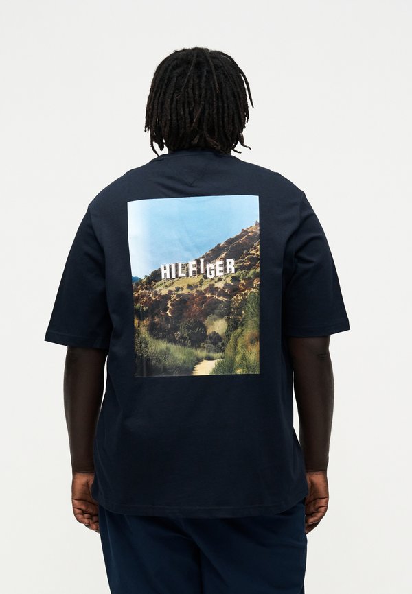 Tommy Hilfiger PHOTO PRINT TEE - Print T-shirt - desert sky