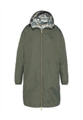 Olivgrüne, lange gepolsterte Jacke mit einem Reißverschluss vorne, Kapuze und leicht taillierten Ärmeln. Das Innenfutter hat ein leichtes Camouflage-Muster.