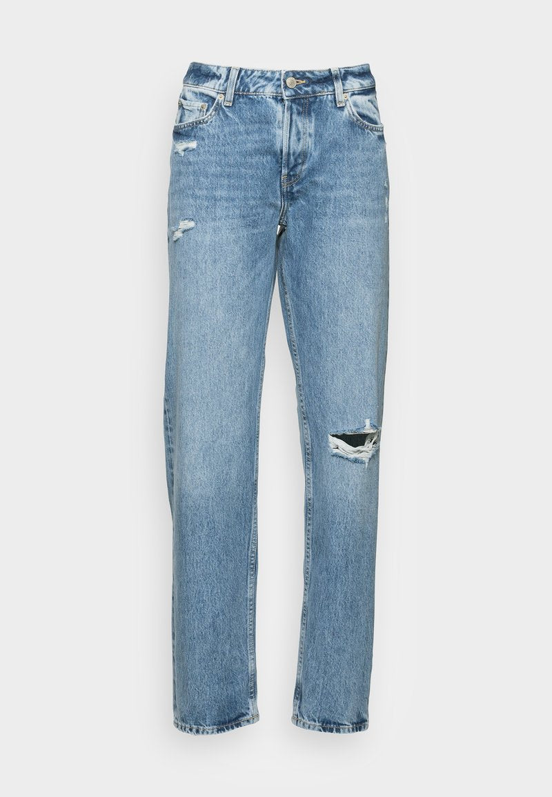 Hellblaue Jeans aus Denim mit lockerer Passform, die Risse an den Knien, fünf Taschen und einen Knopfverschluss an der Taille aufweisen.