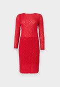 Rotes Spitzenkleid mit langen Ärmeln, das ein strukturiertes Blumenmuster und eine figurbetonte Silhouette aufweist. Teilweise durchscheinender Stoff insgesamt.