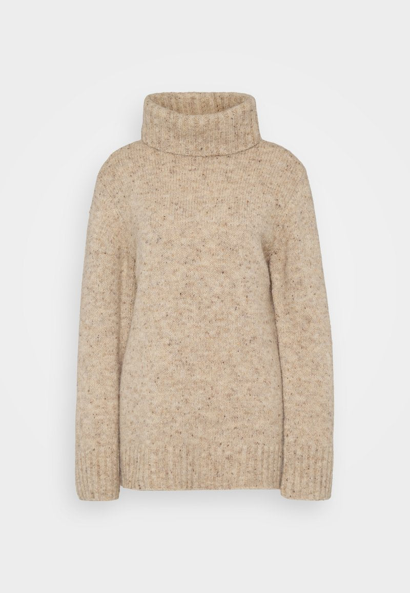 Beige Strickpullover mit Rollkragen, langen Ärmeln und einer strukturierten Oberfläche mit dezenten Flecken. Entspannter Schnitt.