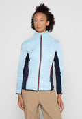 Hellblau gefütterte Jacke mit einem gesteppten Muster, marineblauen Seitenpaneelen, hohem Kragen, Frontreißverschluß und rosa Reißverschlussakzenten.