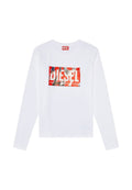 Langarm-weißer T-Shirt mit einem roten und schwarzen Grafikdesign, auf dem das Wort "DIESEL" in fetten Buchstaben hervorgehoben ist.