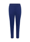 Marineblaue Slim-Fit-Hosen mit Gürtelschlaufen, vorderen Falten und schmal zulaufenden Beinen, präsentiert vor einem weißen Hintergrund.