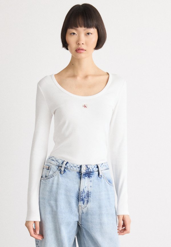 Calvin Klein Jeans LS WOVEN LABEL 2X2 RIB SCOOP NEC - Long sleeved top - brilliant white
