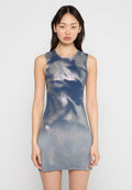 Ärmelloses, figurbetontes Kleid mit einem Verlaufsmuster in Blau- und Silbertönen. Hergestellt aus einem reflektierenden, strukturierten Stoff, mit einem runden Ausschnitt.
