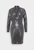 Silberner Pailletten-Kleid mit langen Ärmeln, hohem Kragen und enganliegender Silhouette. Besitzt eine strukturierte Oberfläche mit glänzenden, reflektierenden Mustern.