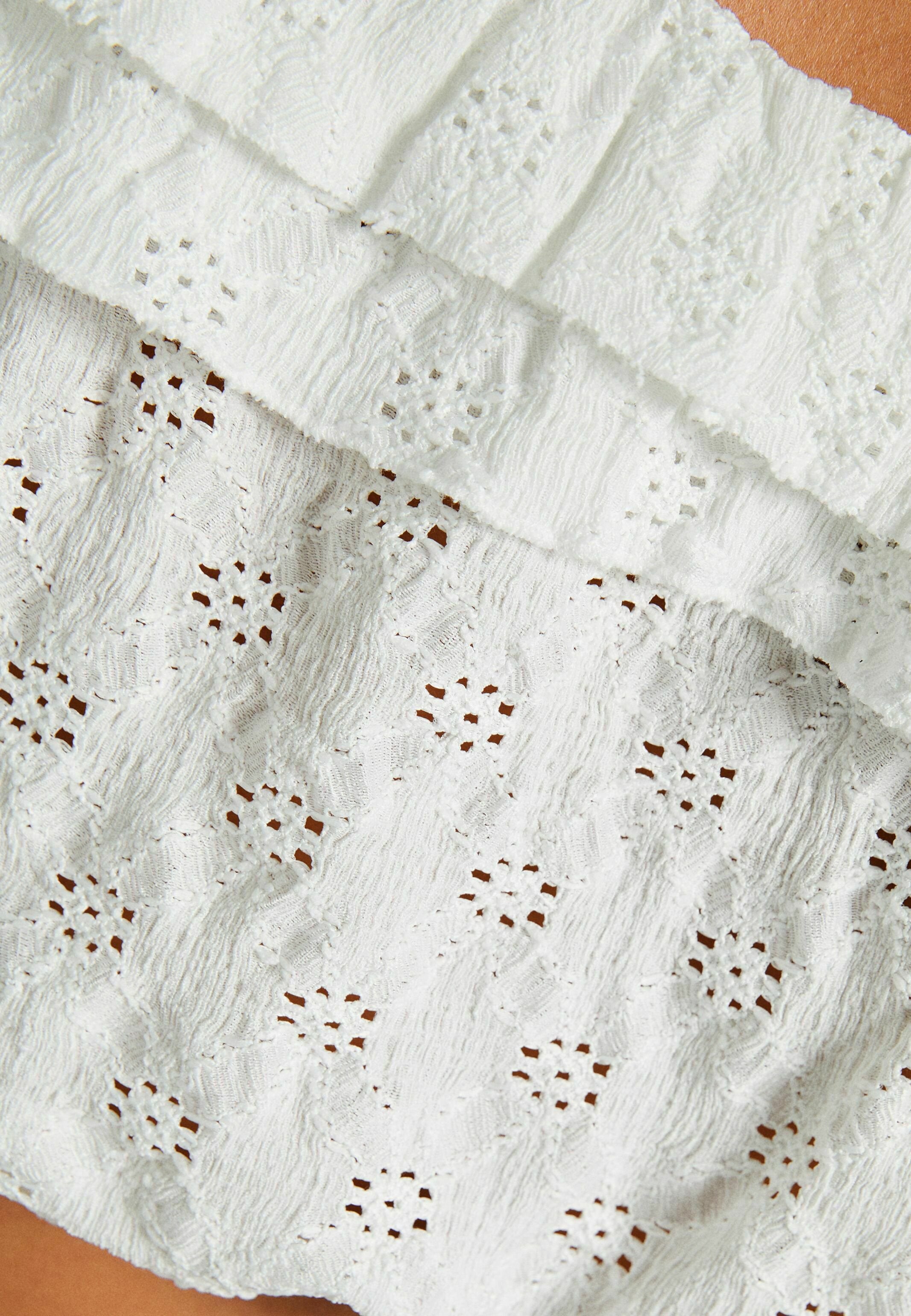 Bershka OFF-THE-SHOULDER WITH SWISS EMBROIDERY